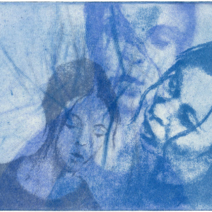 Eine Tiefdruckgrafik mit dem Titel "Tabea" von Anja. Das Bild besteht aus drei Platten Photopolymer-Tiefdruck von drei Bleistiftzeichnungen in unterschiedlichen Blautönen. Sie zeigt drei Porträts einer Frau in verschiedenen Kopfhaltungen.