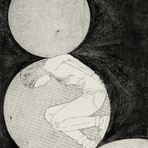 Bildtitel: Spielbälle des Lebens; Technik: Radierung, Vernie Mou, Aquatinta; Bildbeschreibung: Eine junge Frau sitzt in einem riesigen Ball und versucht ihr Gleichgewicht zu halten.